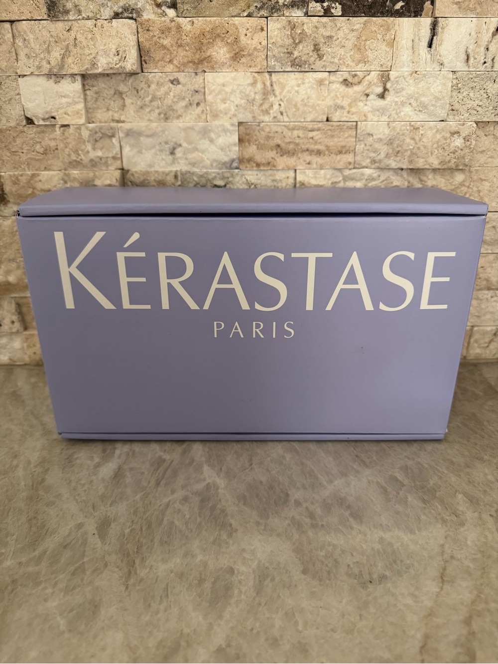 Kerastase Blonde Absolu Hydrating Leave-In Spray - Iridescent Purple Bottle - Picture 5 of 7